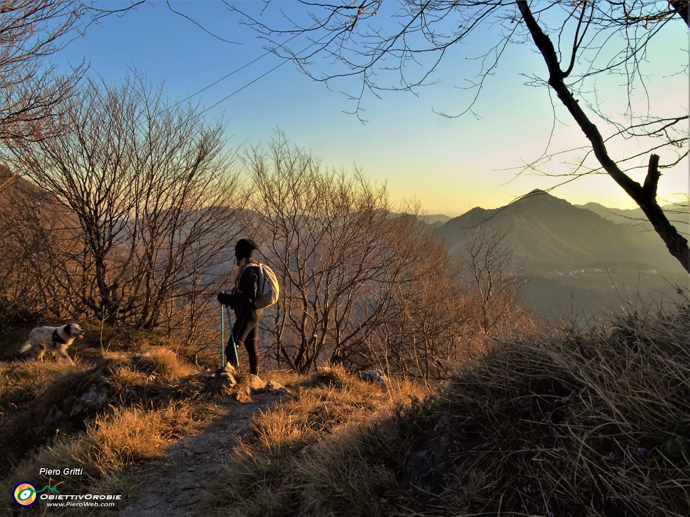 58 Caldi colori del tramonto verso il Monte Gioco.JPG